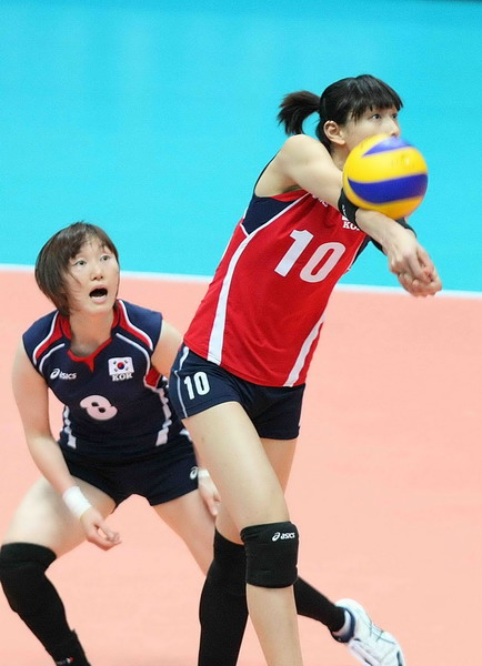 图文:韩国女排3-0肯尼亚 接球