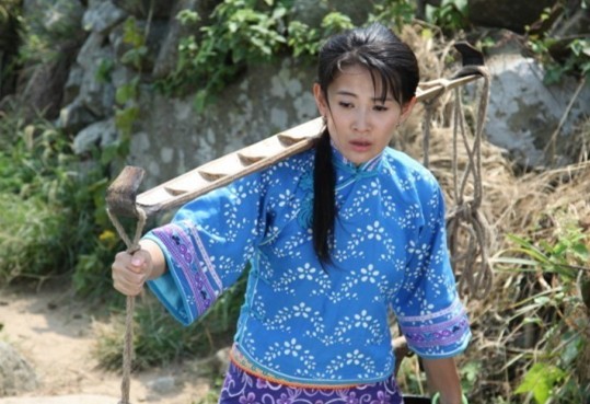 吕夏《寡妇村》演村姑 连日七级海风伤不起