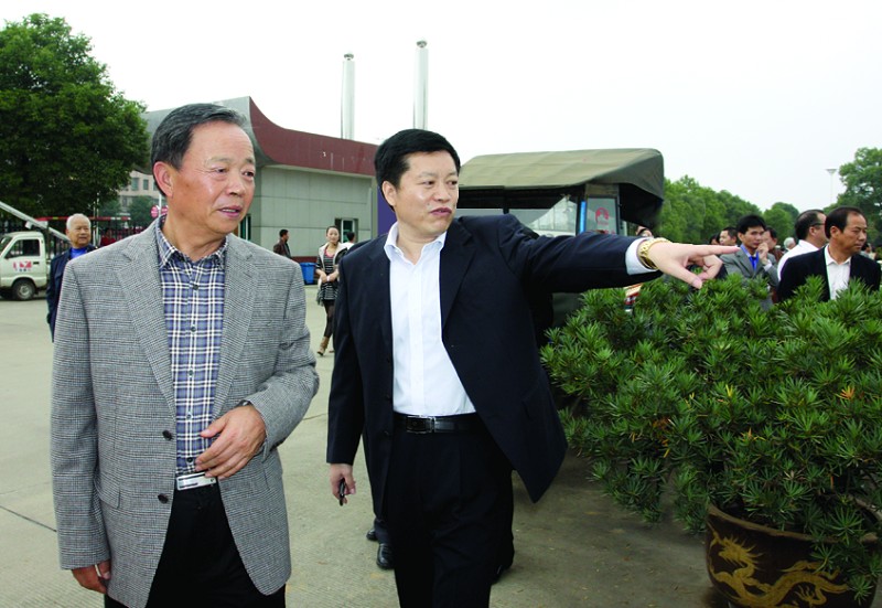 图为沅江市委书记邓宗祥(右)陪同冯亮将军(左)视察新城区建设.