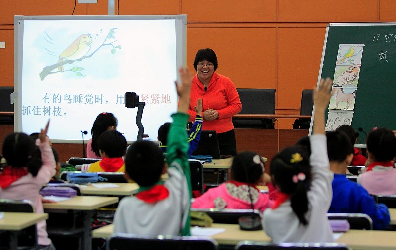 "巨人杯"小学青年教师教学大赛开赛(图)