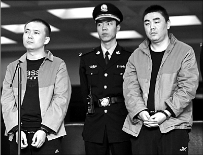 程海波右,谢斌出庭受审 本报记者 蒲东峰 摄