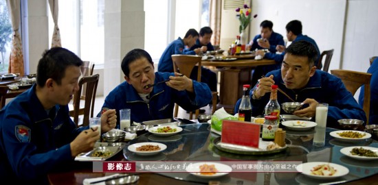 王牌飞行员的一天:随空军特级飞行员杨永飞一日飞行全