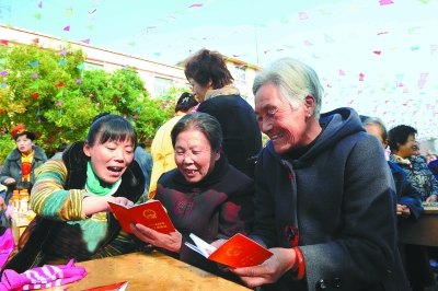 秀川举行60岁以上被征地农民养老保险金发放