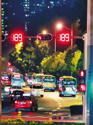 深圳一路口红灯200秒绿灯20秒 行人过街需狂