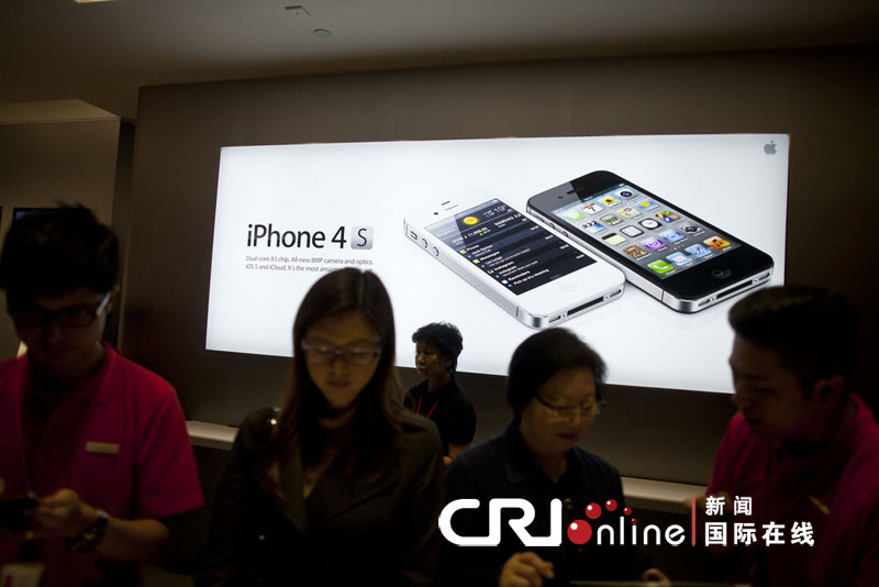 香港苹果专卖店外市民通宵排队购买iphone 4s