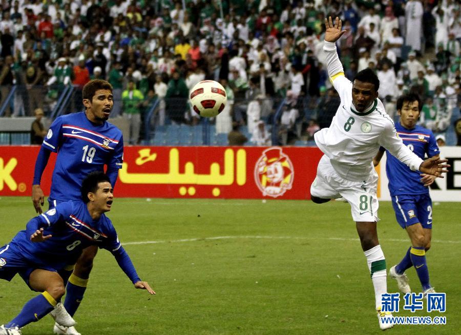 足球世界杯预选赛:沙特胜泰国(组图)