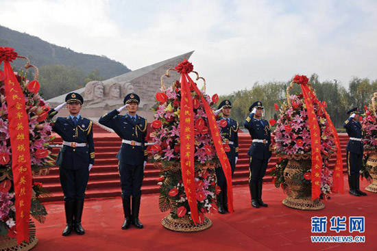空军11日在中国航空博物馆举行向英雄纪念墙敬献花篮仪式,深切缅怀为