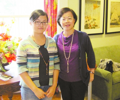 刘安东和妈妈在卫斯理大学。