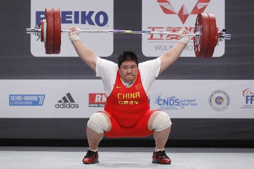 图文:举重世锦赛女子75kg 周璐璐双手抓敢