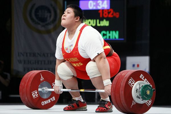 组图:女举75kg 周璐璐2金1银 手捧鲜花很开心