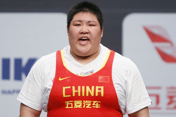 组图:女举75kg 周璐璐2金1银 手捧鲜花很开心