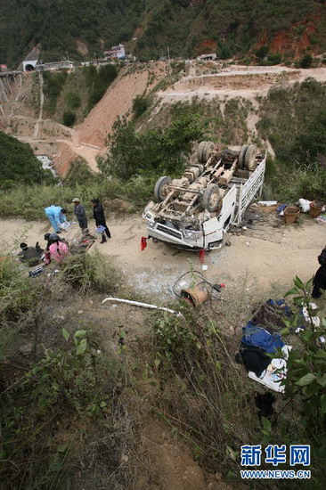 云南保山一辆载人小货车翻车 造成31人死伤(图)