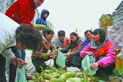 济南报业集团记者帮助菜农卖菜.张源源 摄