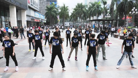 组图:全民排队日百事深圳