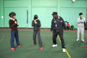 国家女子拳击队主教练田东走进校园 指导小拳