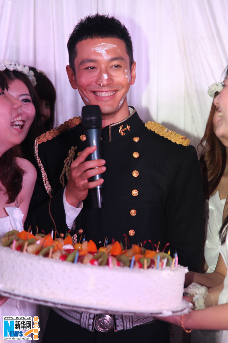 黄晓明生日现场"嫁"粉丝 明星微博齐送祝福(图)