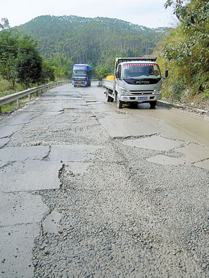  破烂不堪的206国道(摄于k2217km处)