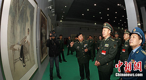 中国美协主席,解放军艺术学院美术系主任刘大为向军内外领导专家介绍