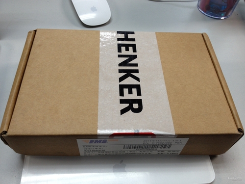 这是苹果官方一贯的牛皮纸盒包装，由EMS运送，速度一般，服务也一般