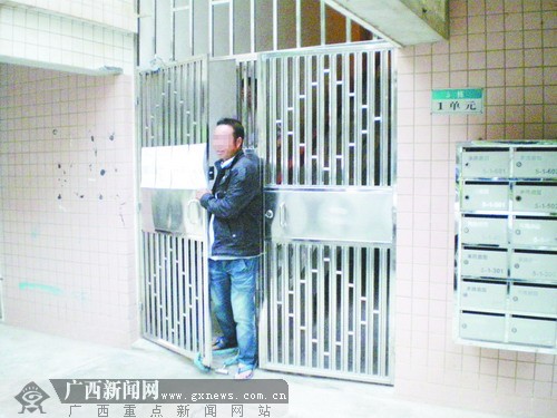 业主安装单元门禁系统 刚用不久门却多了把铁