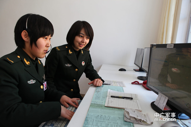 总机班班长阿达列提为新兵传授话务技巧