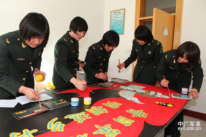总机班班长阿达列提为新兵传授话务技巧