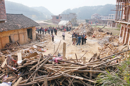 11月15日,在湖南省新邵县潭府乡跃进村房屋垮塌的事故现场.新华社发