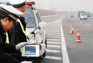 交警手持测速仪瞬间抓了仨超速(图)