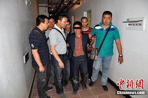一击即中，当场抓获犯罪嫌疑人唐某。