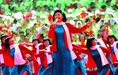 第五代江姐扮演者王莉在中华红歌会上演唱《红梅赞》