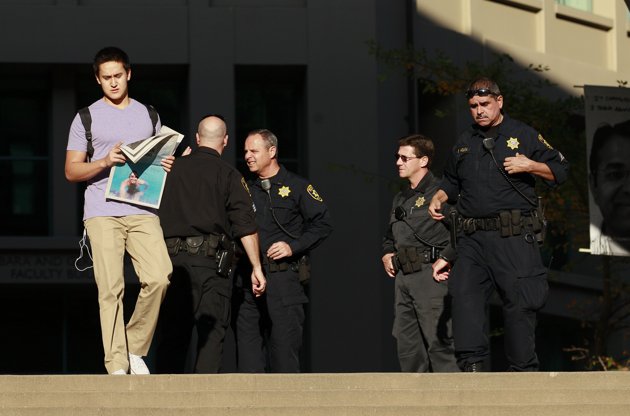 美国警察加大伯克利分校内开枪击毙一名“占领”运动学生