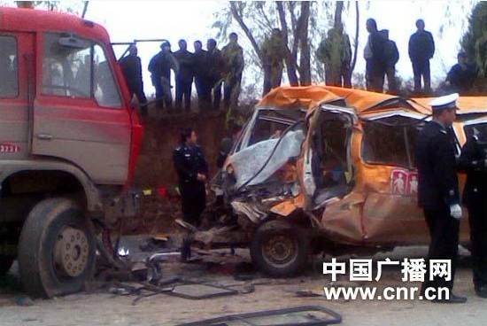 甘肃庆阳正宁县幼儿园校车车祸已造成19人死