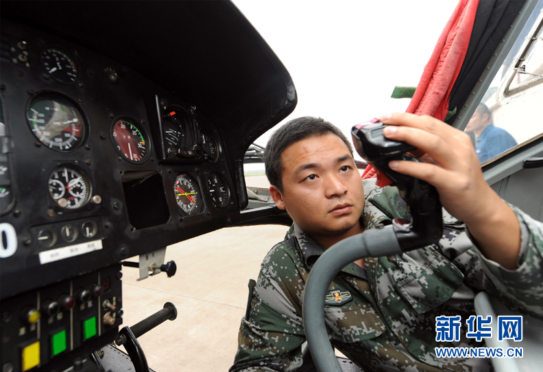 陆军航空兵学院某飞行训练团荣获一等功(组图)