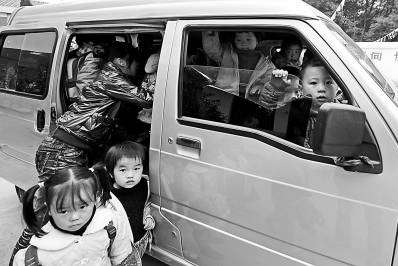 2009年11月26日，湖南平江某幼儿园的校车。接送孩子们的校车是一辆只能载七八人的五菱微型车，但竟然被硬塞进了20多名孩子。资料图片/CFP