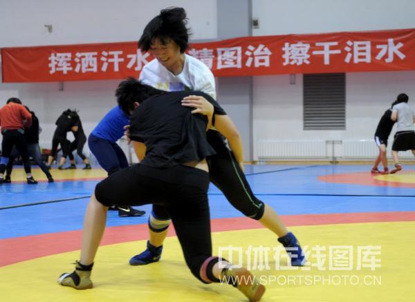 5/7(0 2011年11月17日,中国女子摔跤队在北京的奥体中心训练,备战