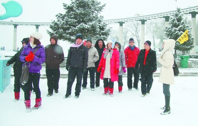 游客赏冰雪。本报记者 杜怀宇摄