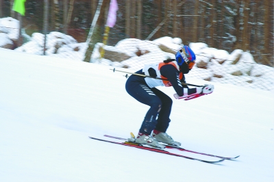 本报讯记者李晶琳气温下降，雪花频至，我省各大滑雪场陆续开门接待游人，在新雪季，将以更成熟的服务满足滑雪者的需求。