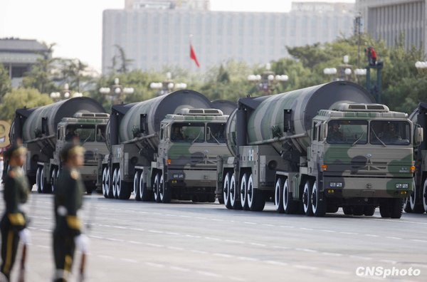 东风-31甲核导弹方队通过天安门广场。中新社发 赵振清 摄