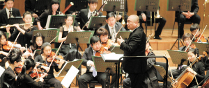 今年4月14日，许忠指挥上海东方交响乐团演奏《命运》交响曲等。 高剑平 早报资料
