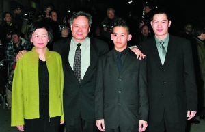 林惠嘉（左一）说李安太专注电影，因此她一早学会独自抚养两个孩子