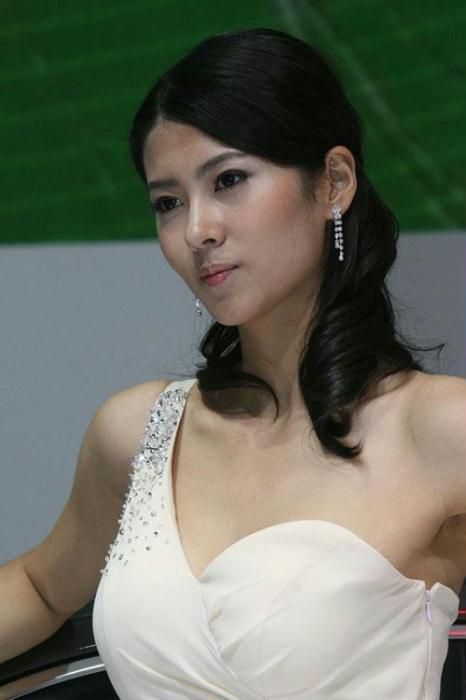 白衣美模傲乳半球若隐若现(组图)