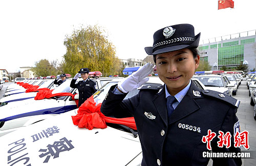 西藏基层民警配发新装备(图)