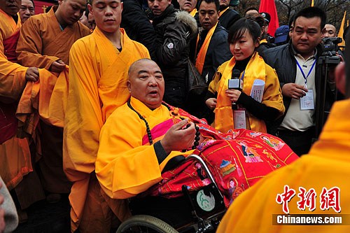 图为大法王寺方丈释延佛接见众信众.胡影 摄