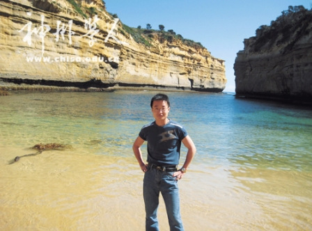 陈峰，留学澳大利亚，2010年“国优秀自费留学生奖学金”获得者。