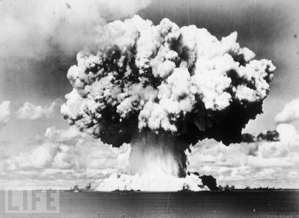 1946年7月,美国在太平洋海面上试爆了一颗核弹,图为爆炸产生的巨大