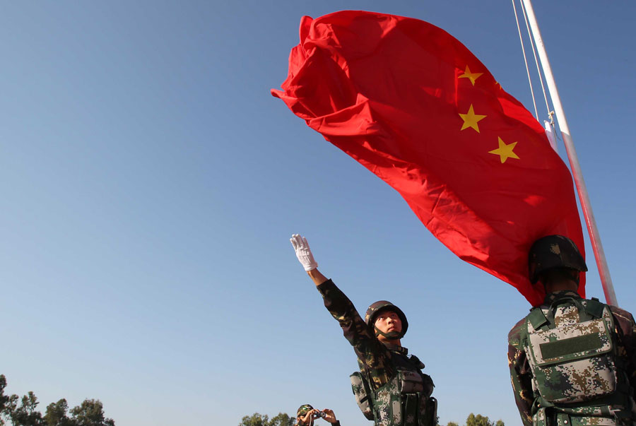 随着中华人民共和国国歌的响起五星红旗冉冉升起.李翔