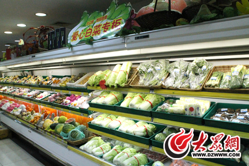 在超市的生鲜蔬菜区,也设立了爱心白菜专柜