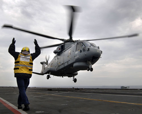 近年来，欧洲主要国家的军费支出下降趋势明显。图为英国皇家海军唯一现役航母“卓越”号。由于海军的“海鹞”和空军的“鹞”战机均已退役，“卓越”号只能搭载直升机。（资料图）