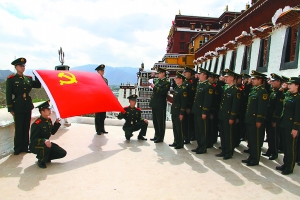 图为布达拉宫消防大队官兵在重温入党誓言。 肖萱 摄