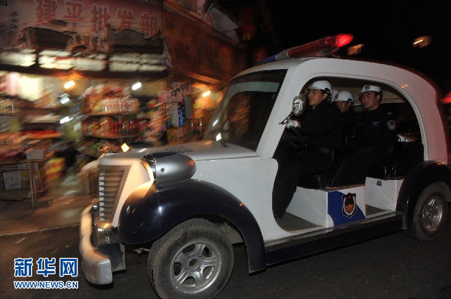 11月19日22时41分,公安电瓶巡逻车在瓮安县街道上巡逻.图片